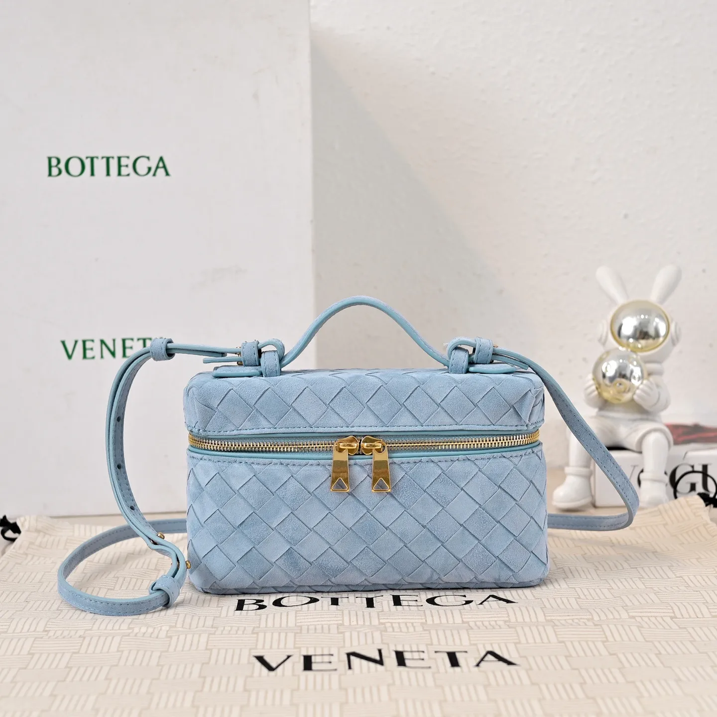Batch 1360 #BV new Vanity Case suede cosmetic bag 🎈 is a super practical and stylish box cosmetic bag [Fireworks], using the brand's most classic cowhide weaving, with two-way zipper opening and closing, the overall style is retro and elegant, the top handle can be adjusted at will, the hand-held elegant temperament, cross-body casual and casual, unlocking various concave shape scenes 🎬 Model: 9109 Size: 22x12.5x5